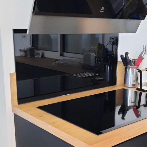Ejemplo de instalación de paneles de cocina de vidrio negro